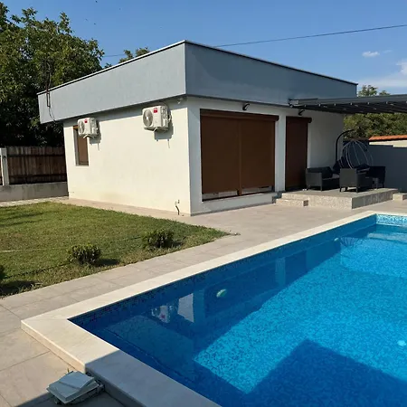 With Pool In Вілла Скоп'є